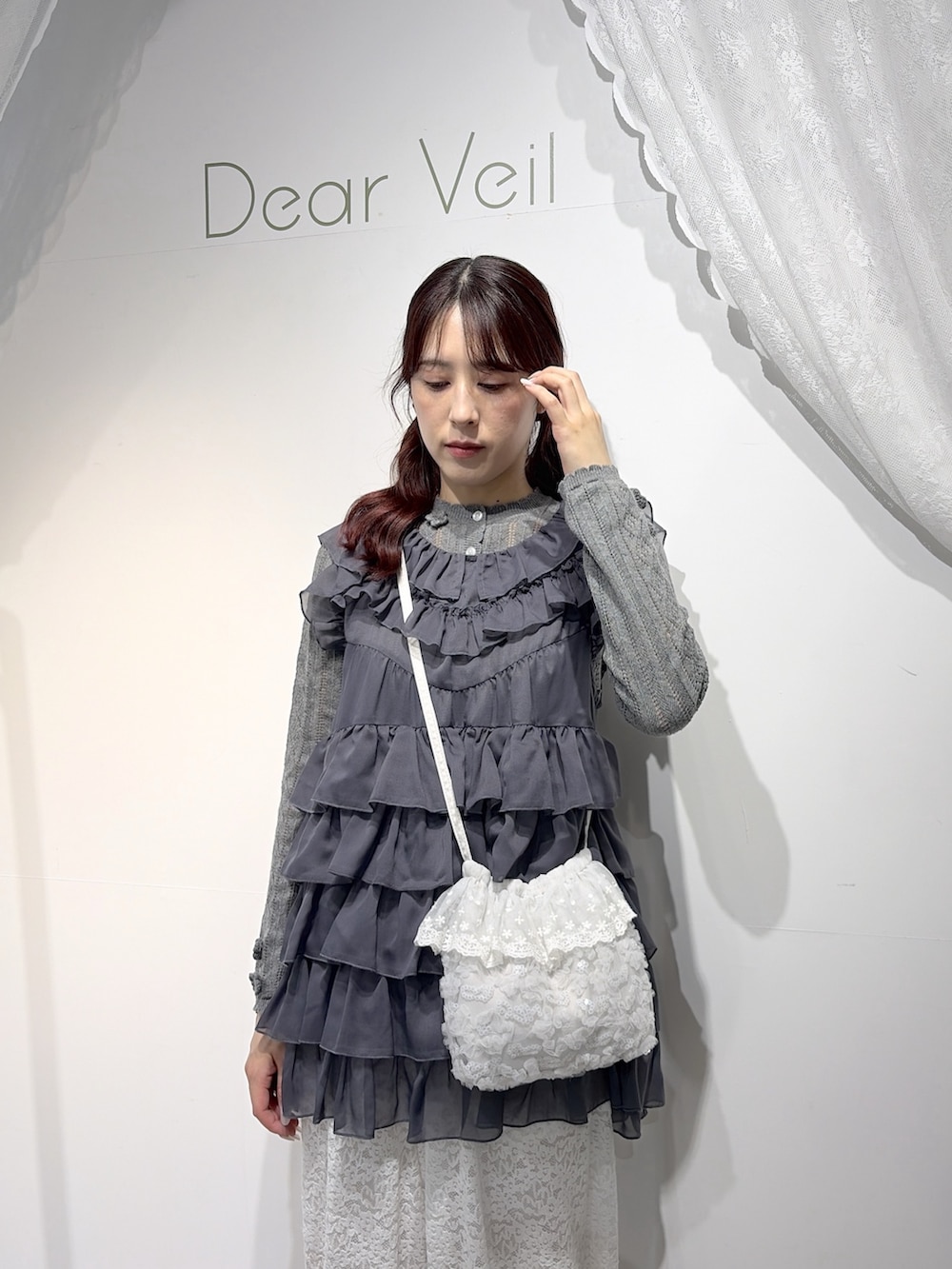 ホワイト系のその他パンツ、グレー系のニット/セーター、グレー系のシャツ/ブラウスを着用したレディースの夏コーディネートの3枚目の写真