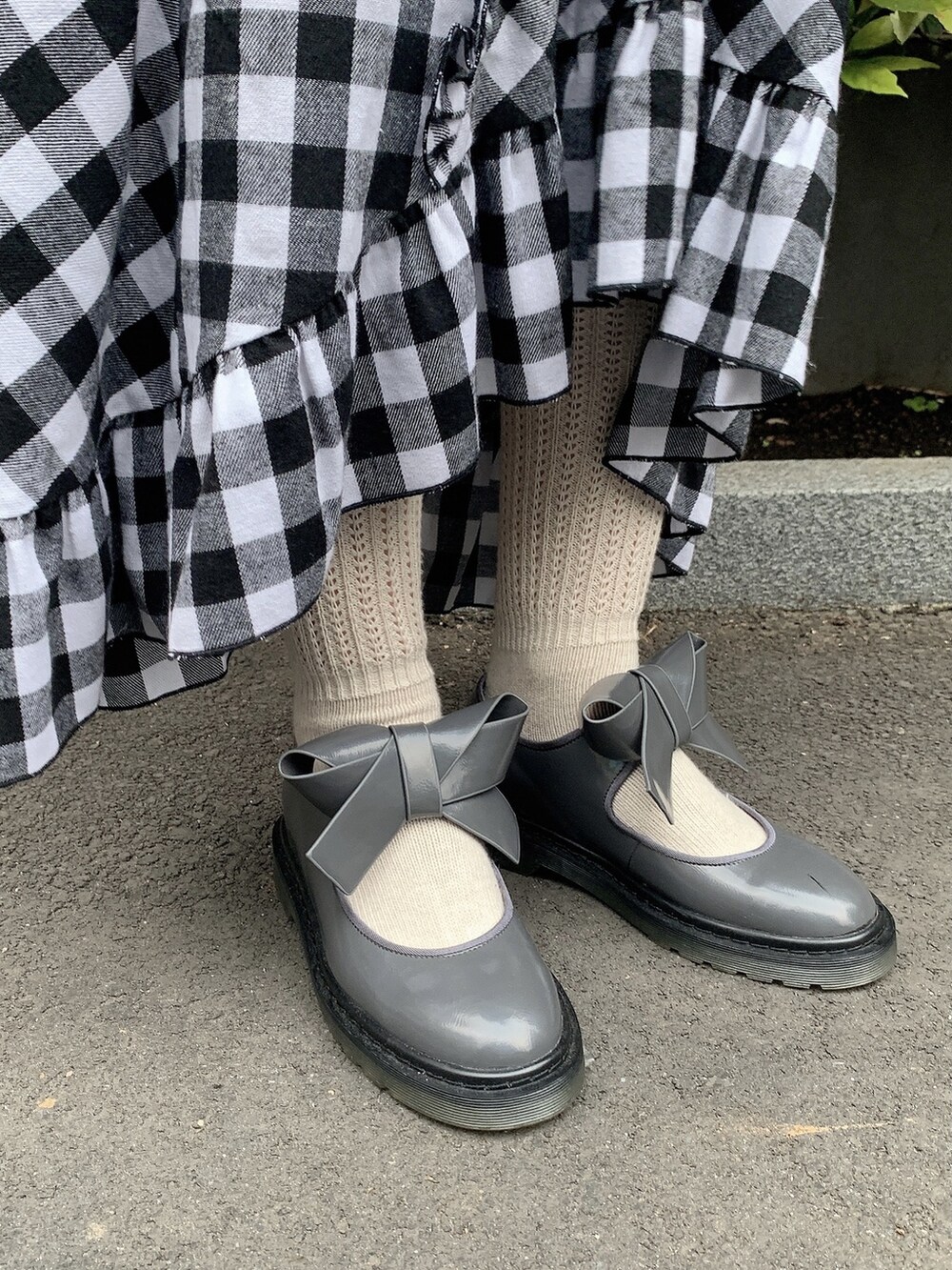 ホワイト系のワンピース、ブラック系のトートバッグ、ブルー系のパンプスを着用したレディースの秋コーディネートの3枚目の写真