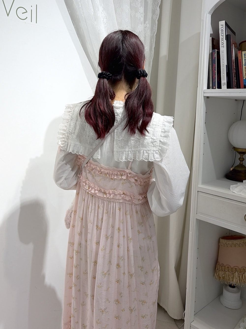ホワイト系のシャツ/ブラウス、その他のワンピース、ピンク系のハンドバッグを着用したレディースの夏コーディネートの4枚目の写真