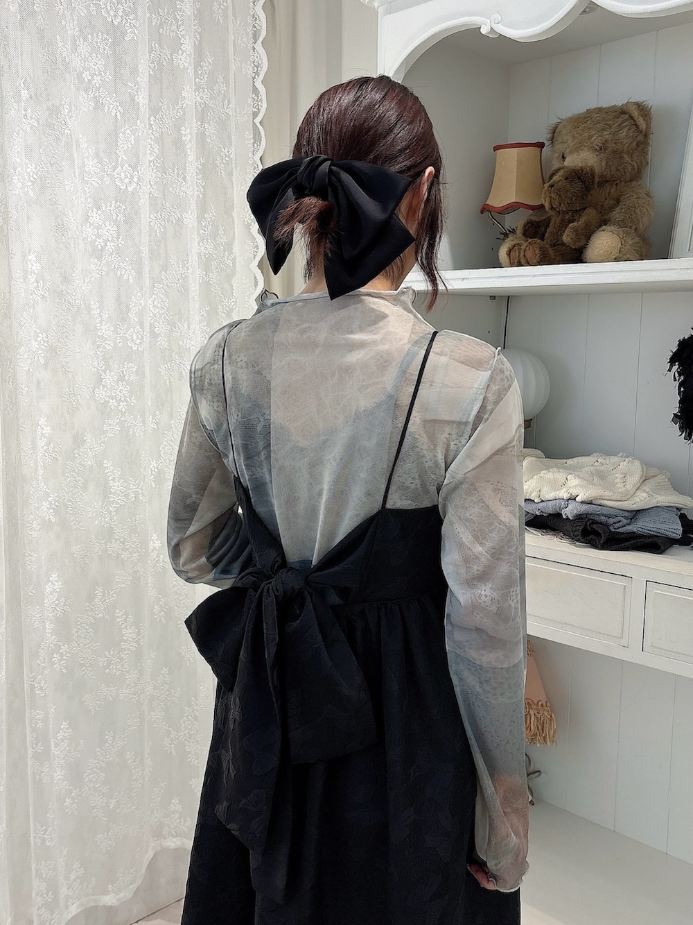 ブラック系のワンピース、グリーン系のTシャツ/カットソー、ブラック系のブーツを着用したレディースの夏コーディネートの4枚目の写真