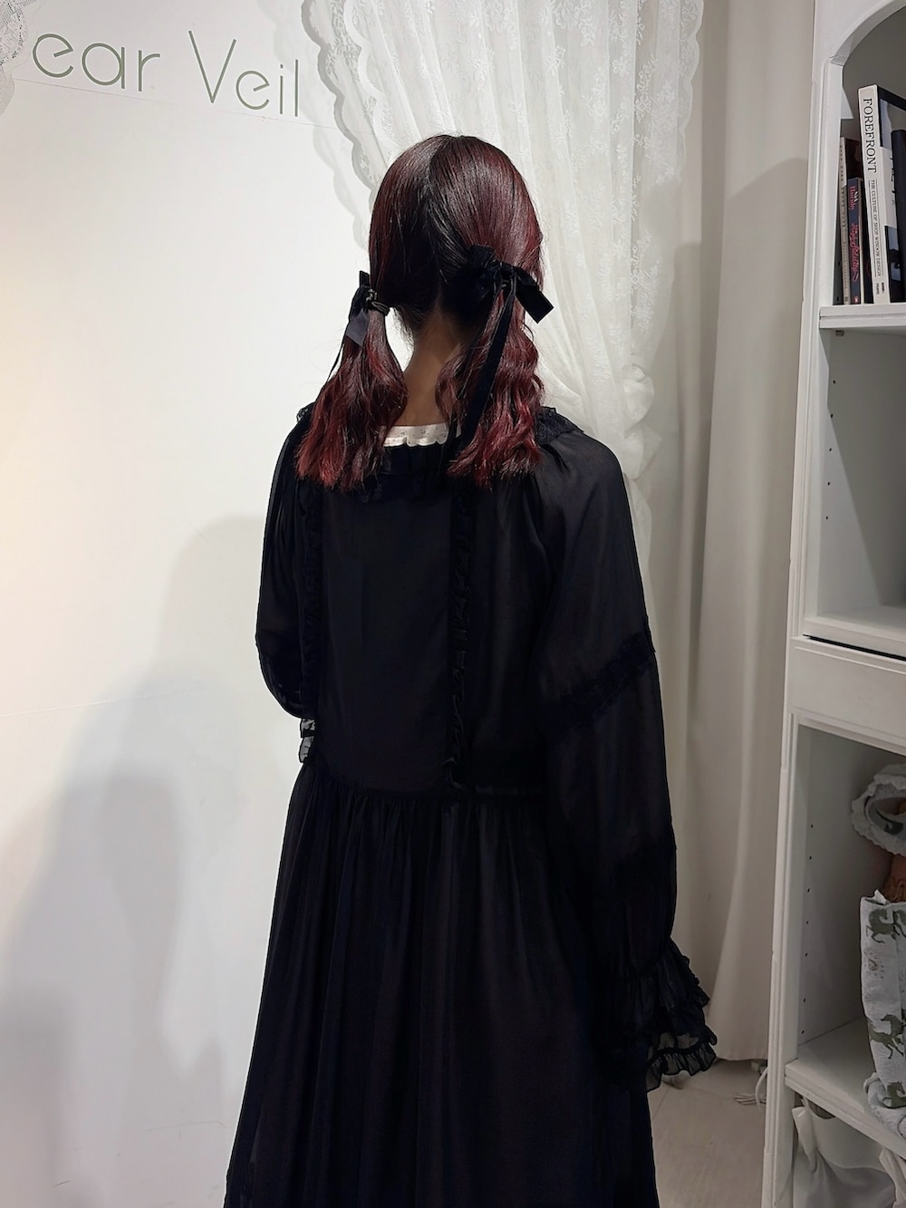 ブラック系のワンピース、ピンク系のワンピース、ブラック系のバレエシューズを着用したレディースの春コーディネートの4枚目の写真