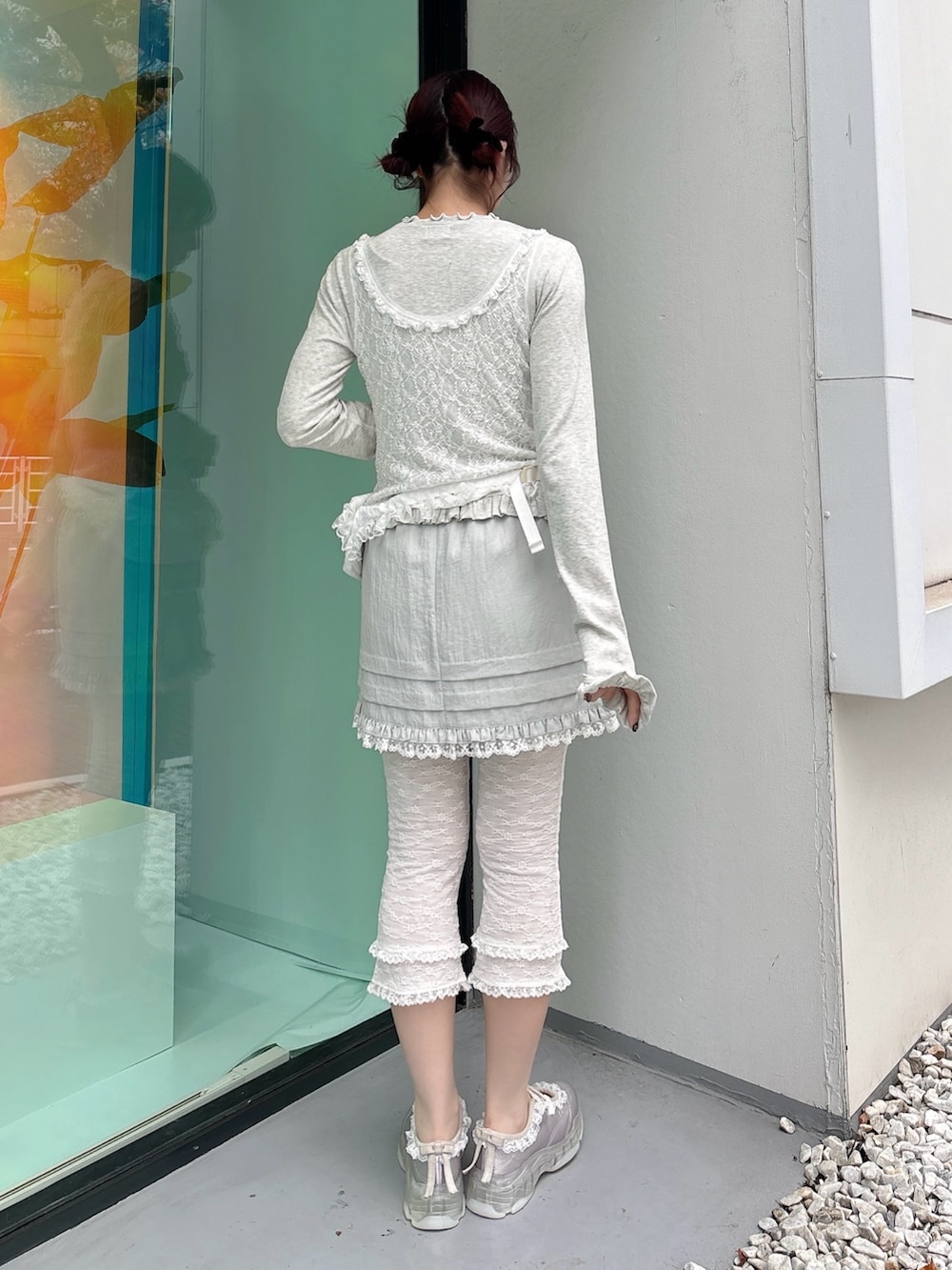 グレー系のTシャツ/カットソー、ホワイト系のボディバッグ/ウエストポーチ、ブルー系のスカートを着用したレディースの秋コーディネートの2枚目の写真
