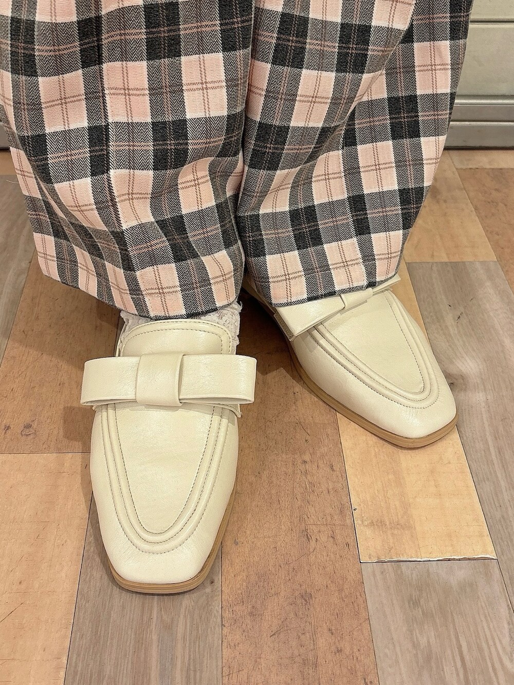 グレー系のニット/セーター、ブラック系のTシャツ/カットソー、ピンク系のスラックスを着用したレディースの秋コーディネートの7枚目の写真