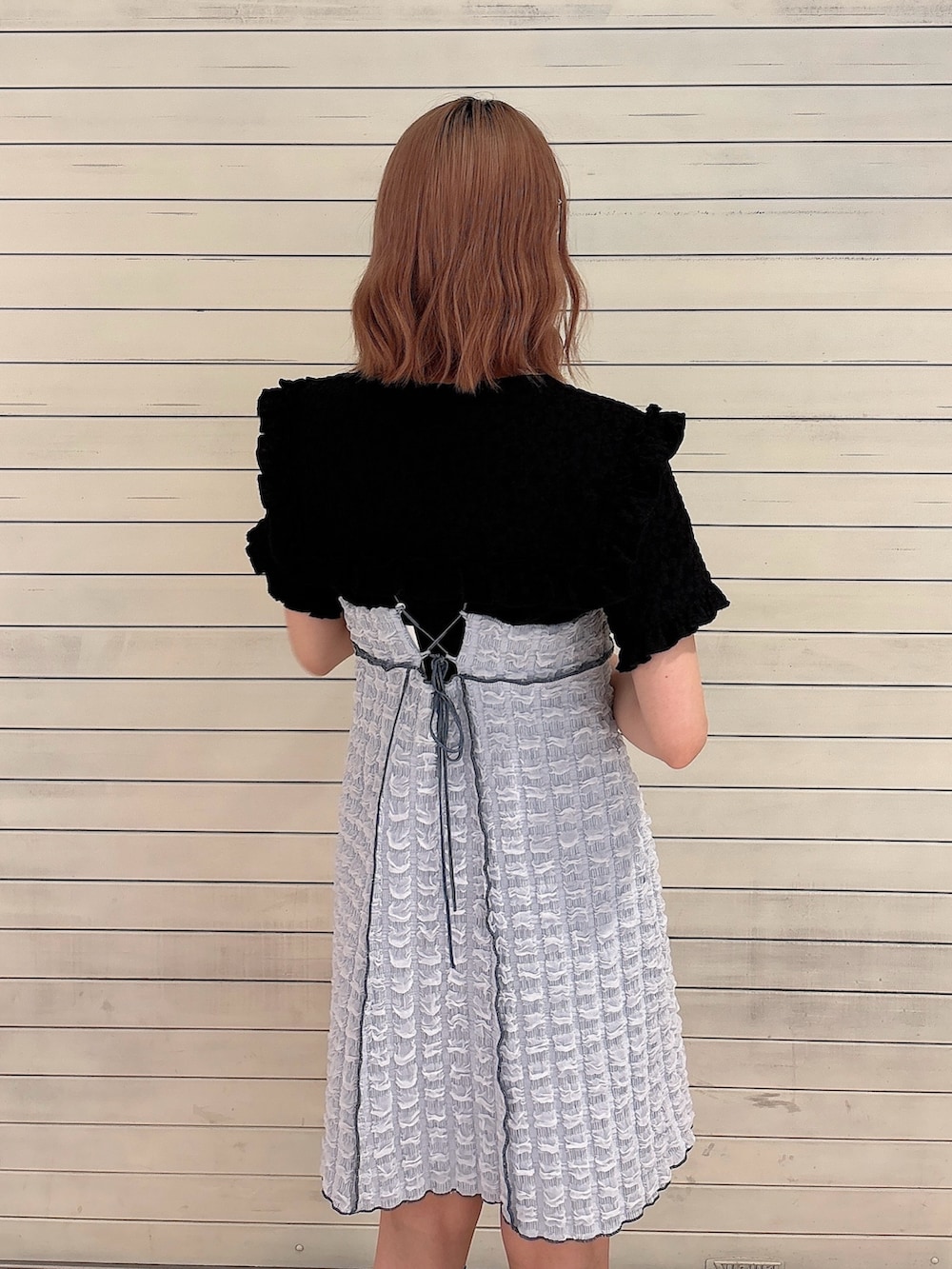 ブルー系のワンピース、ブラック系のシャツ/ブラウス、ブラック系のサンダルを着用したレディースの夏コーディネートの4枚目の写真