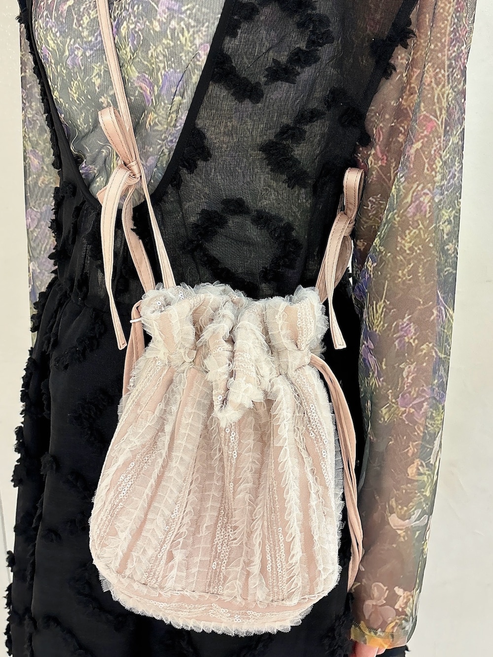 ブラック系のジャンパースカート、グリーン系のサンダル、ピンク系のショルダーバッグを着用したレディースの夏コーディネートの6枚目の写真