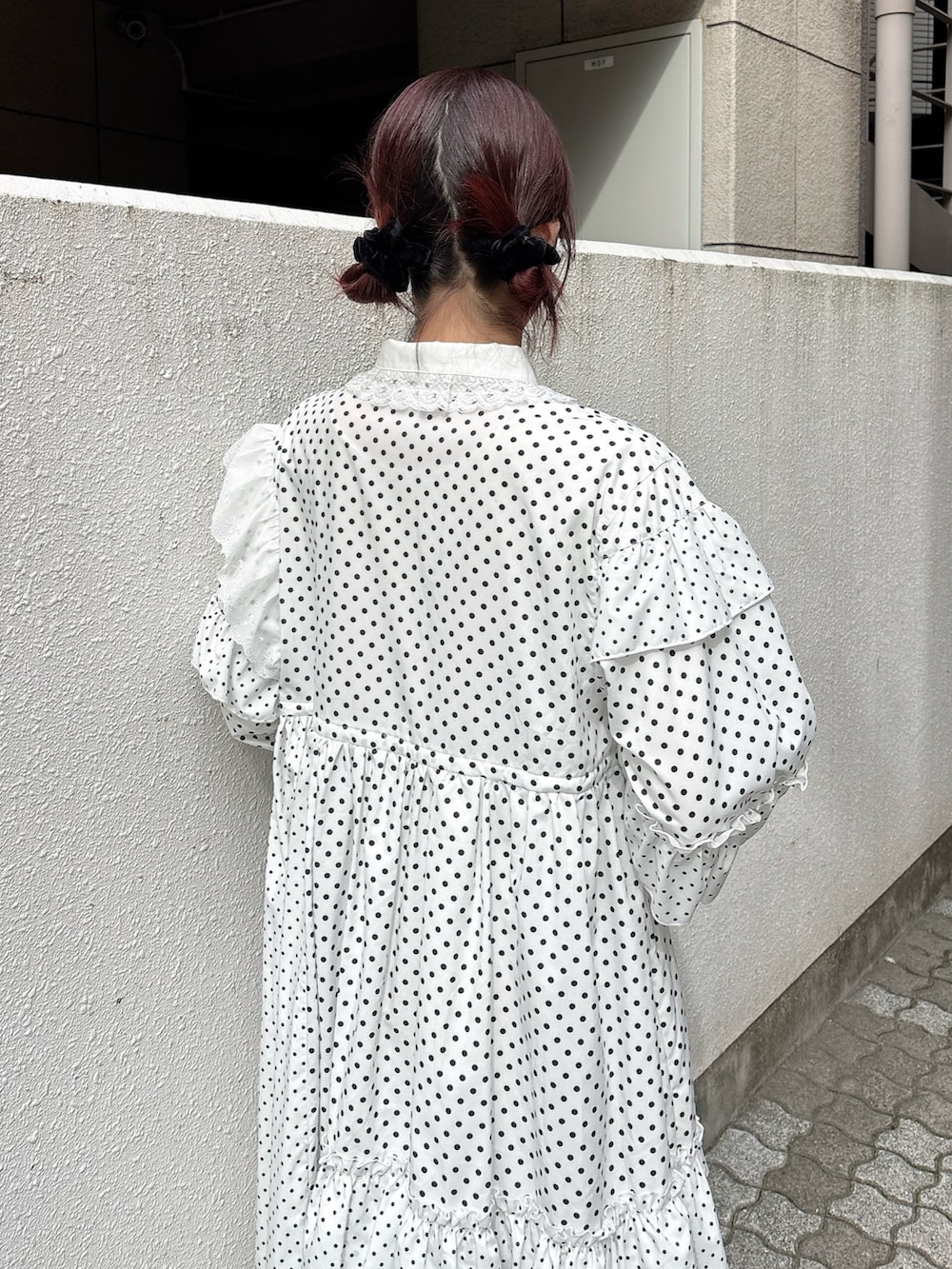 ホワイト系のワンピース、ピンク系のその他パンツ、ホワイト系のローファーを着用したレディースの秋コーディネートの4枚目の写真