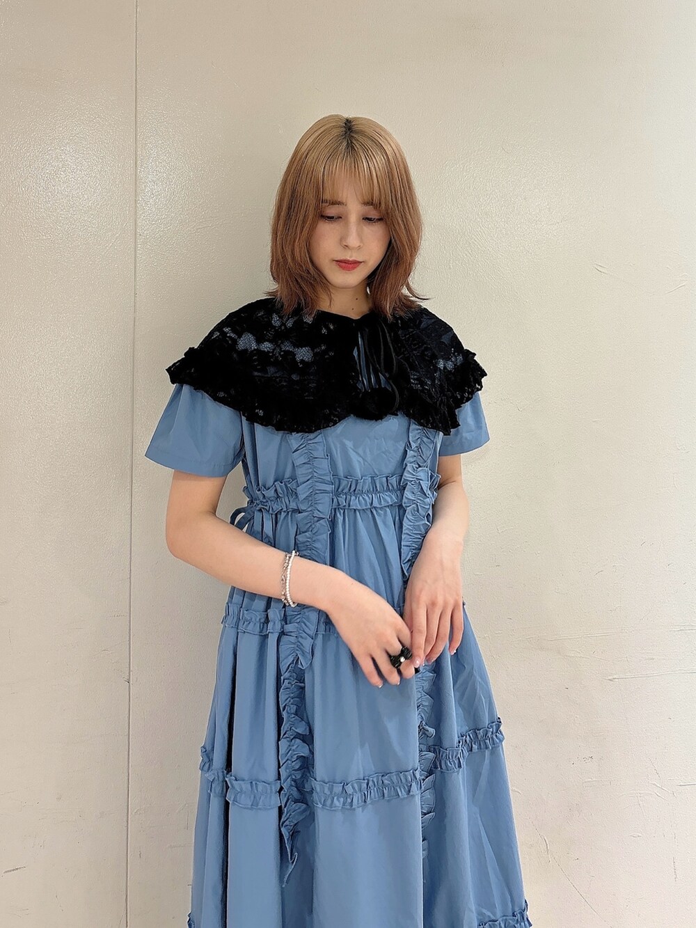 ブルー系のワンピース、ブラック系のサンダル、ブラック系の付け襟を着用したレディースの夏コーディネートの3枚目の写真