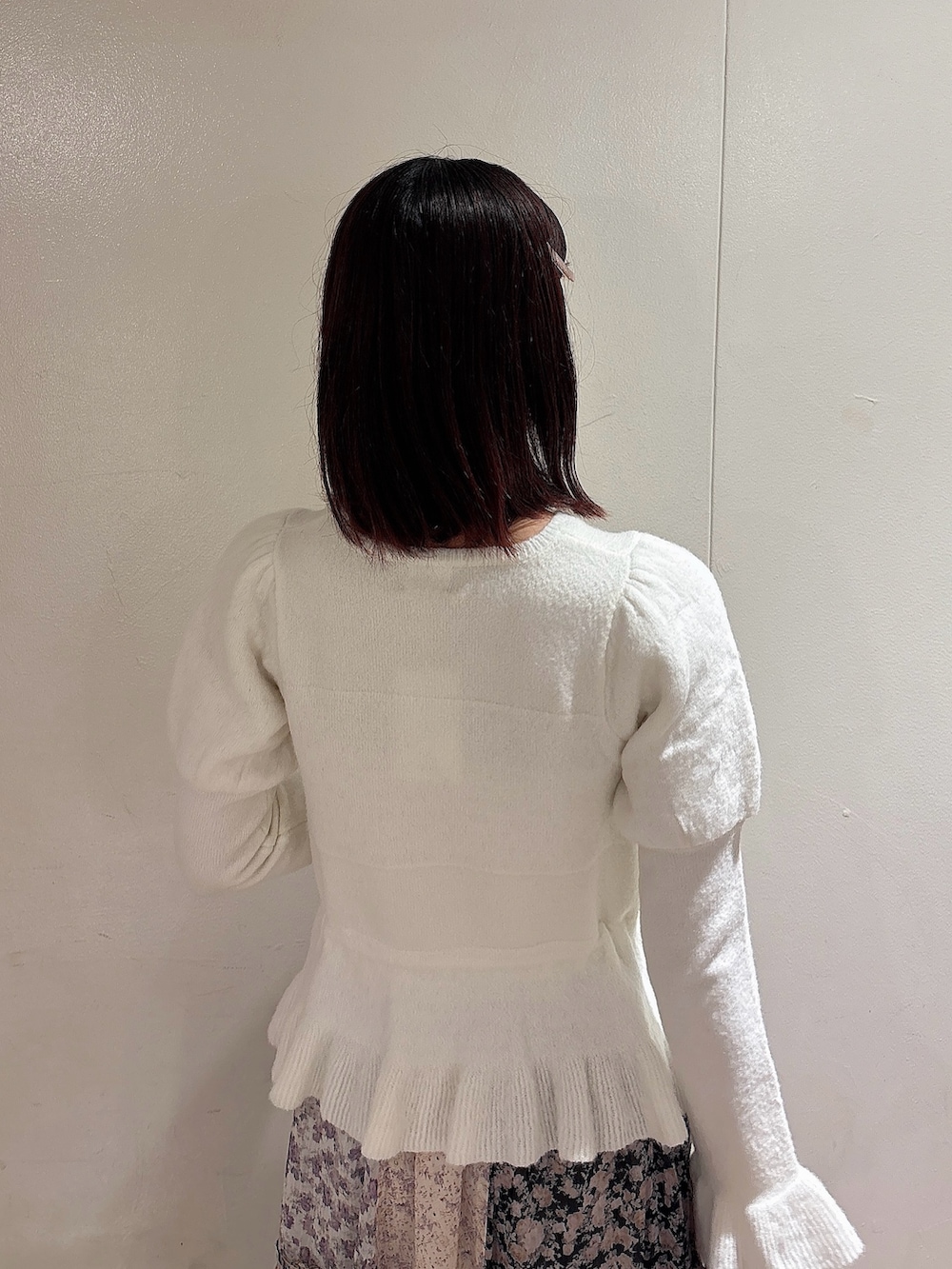 ホワイト系のニット/セーター、ブラック系のスカート、ブラック系のスウェットパンツを着用したレディースの秋コーディネートの4枚目の写真