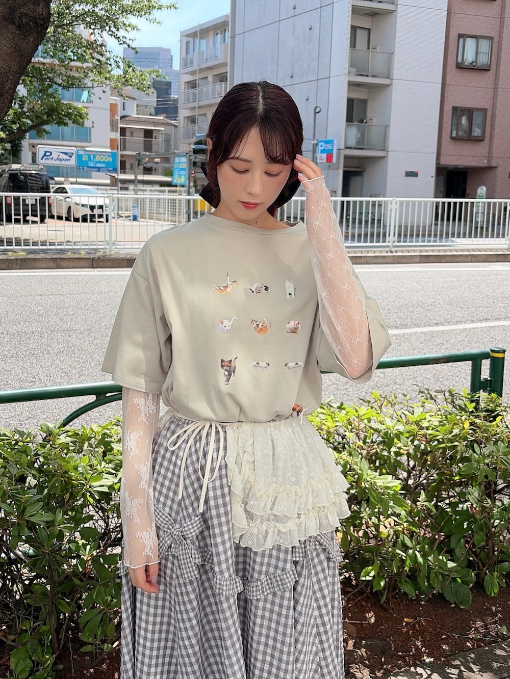 グレー系のスカート、ホワイト系のバレエシューズ、グリーン系のTシャツ/カットソーを着用したレディースの春コーディネートの3枚目の写真
