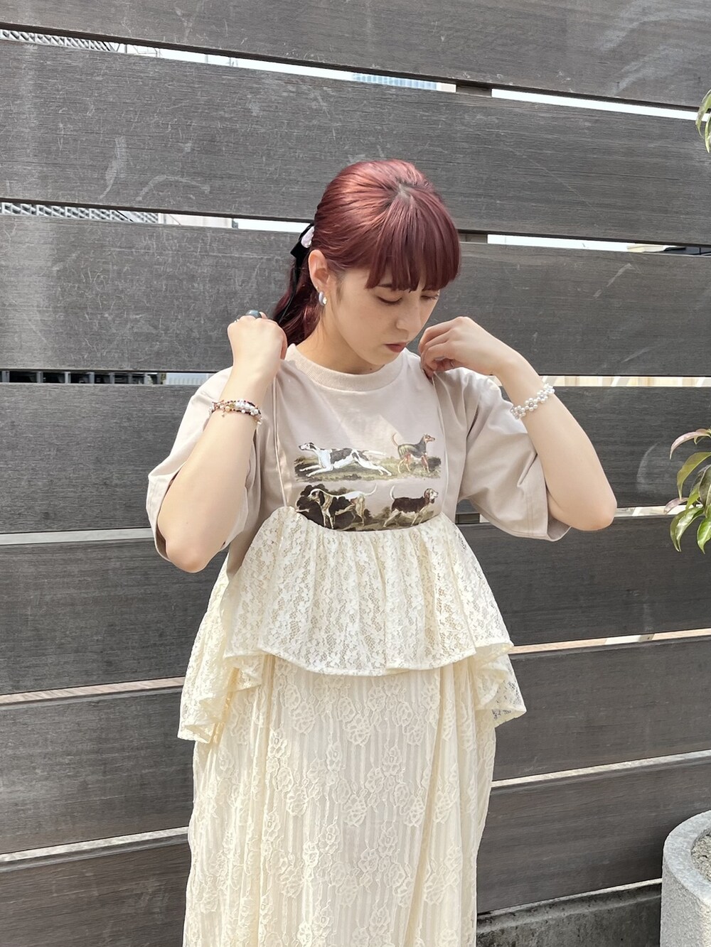 ホワイト系のスカート、ホワイト系のサンダル、ベージュ系のTシャツ/カットソーを着用したレディースの夏コーディネートの2枚目の写真