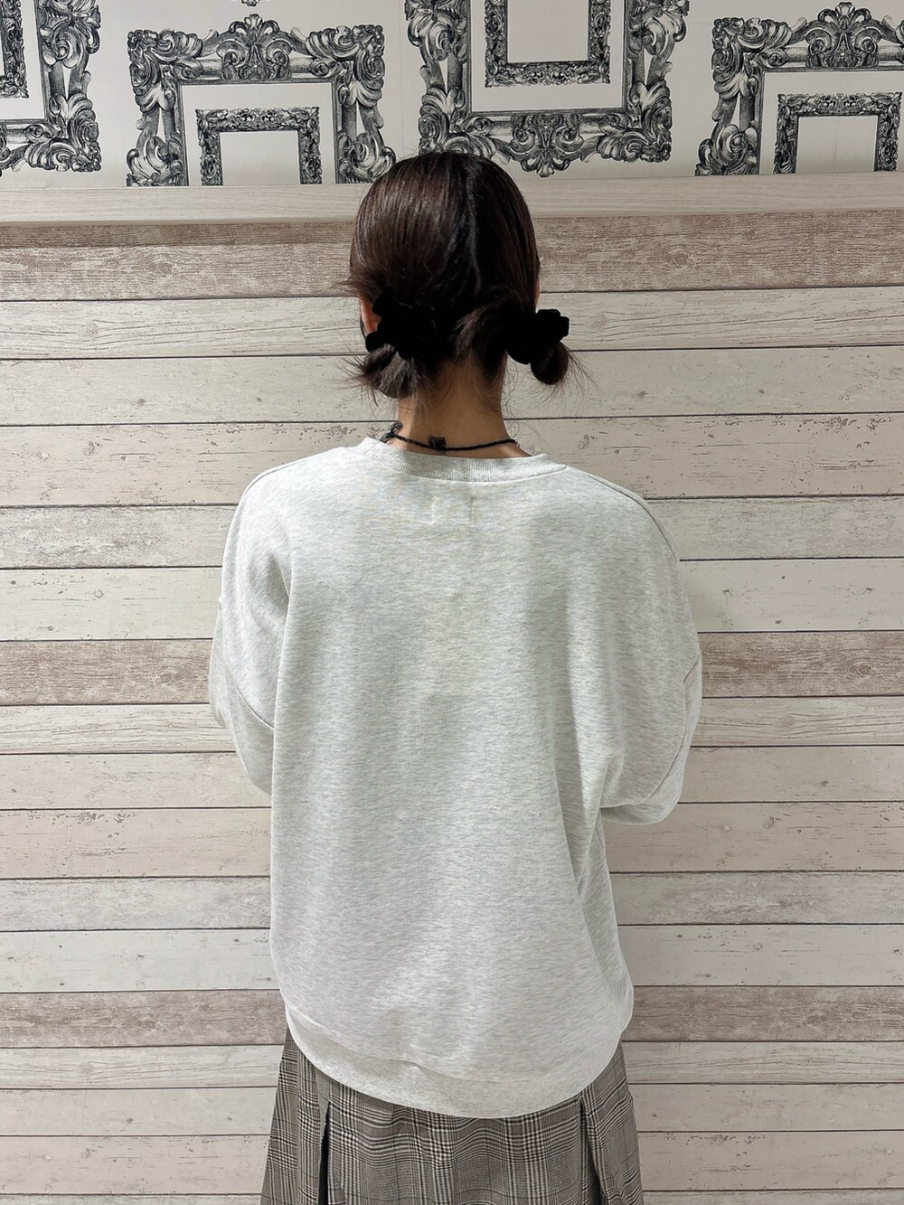 グレー系のスウェット、その他のスカート、レッド系のローファーを着用したレディースの秋コーディネートの4枚目の写真