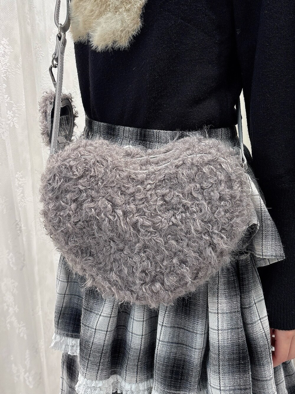 ブラック系のニット/セーター、ブラック系のスカート、グレー系のショルダーバッグを着用したレディースの秋コーディネートの5枚目の写真