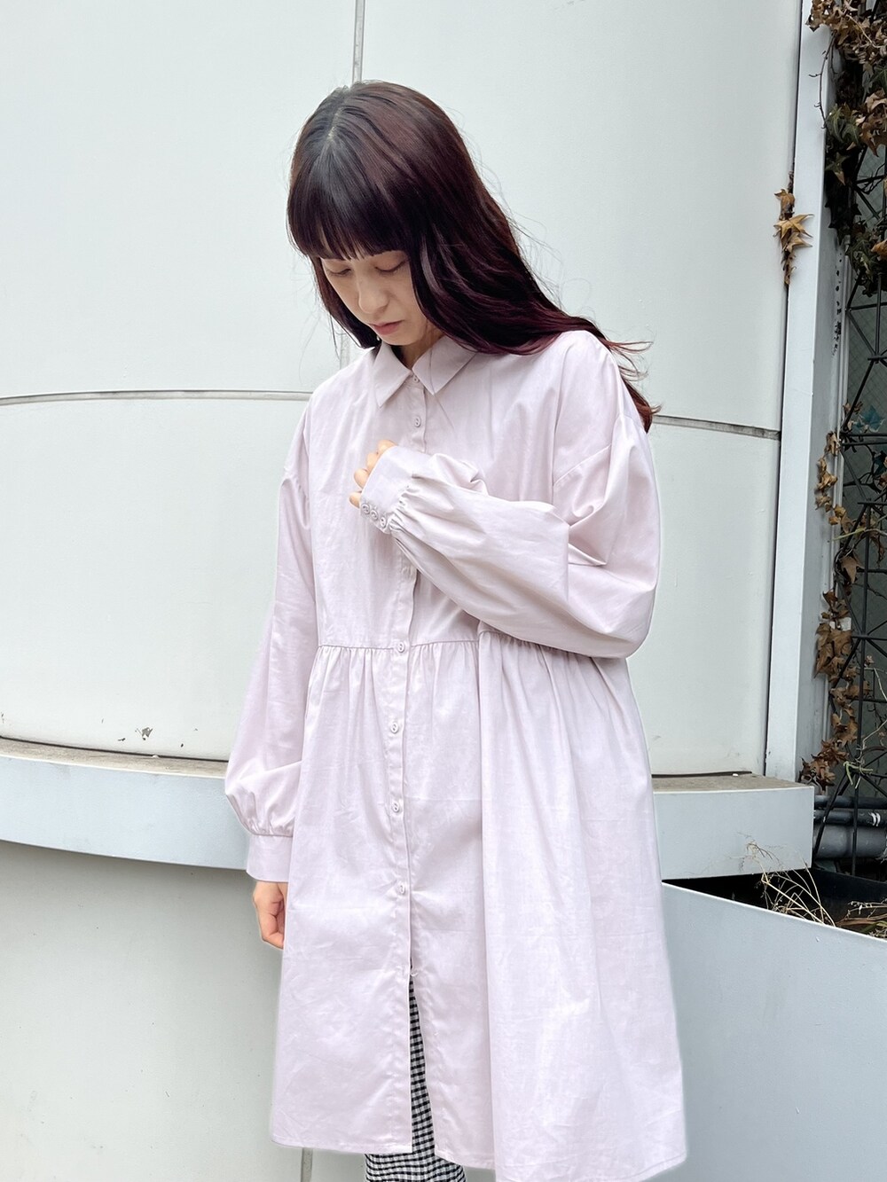 ブラック系のその他パンツ、ホワイト系のパンプス、ピンク系のワンピースを着用したレディースの春コーディネートの3枚目の写真