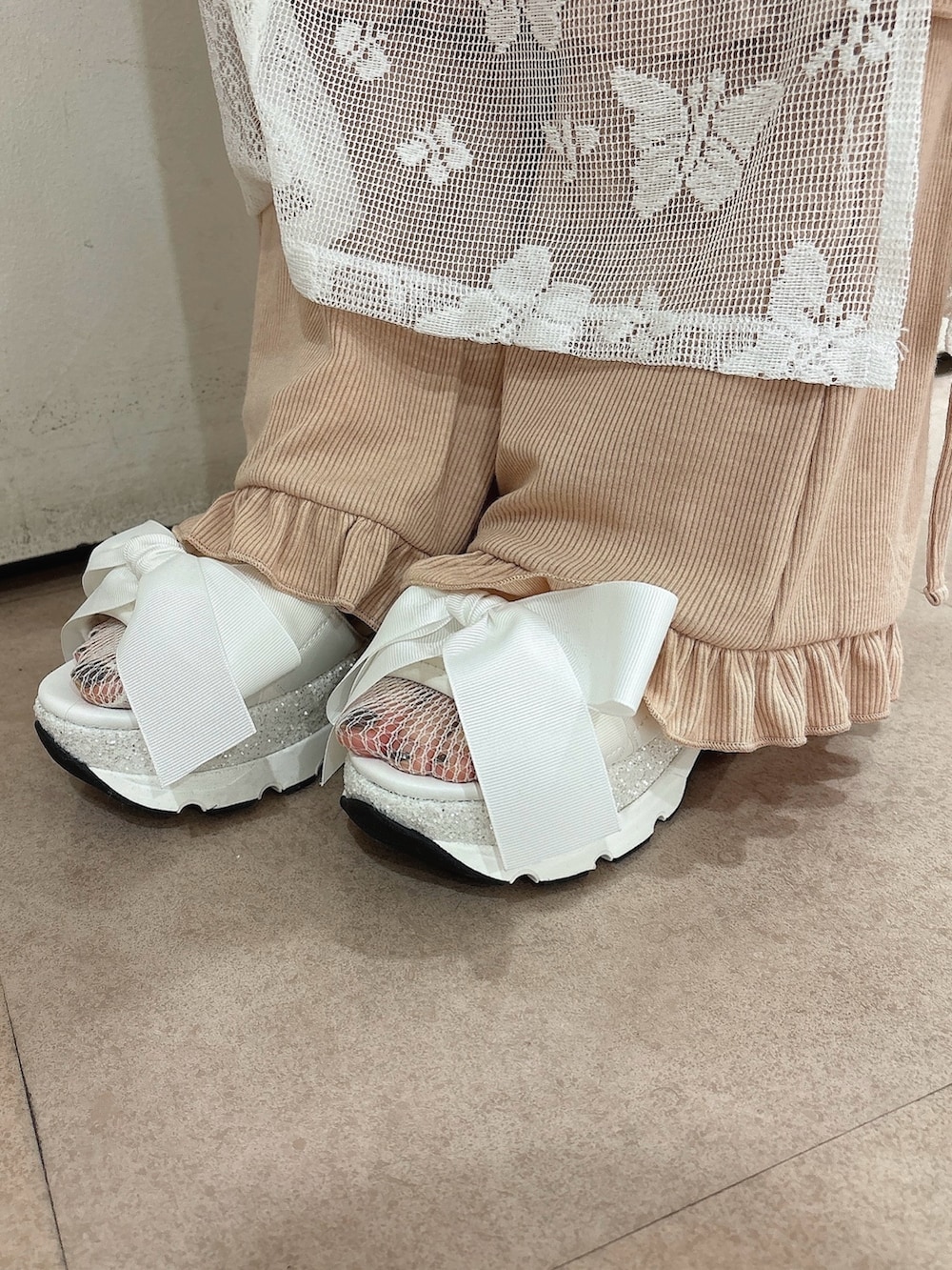 ホワイト系のスカート、ホワイト系のTシャツ/カットソー、ピンク系のスウェットパンツを着用したレディースの春コーディネートの7枚目の写真