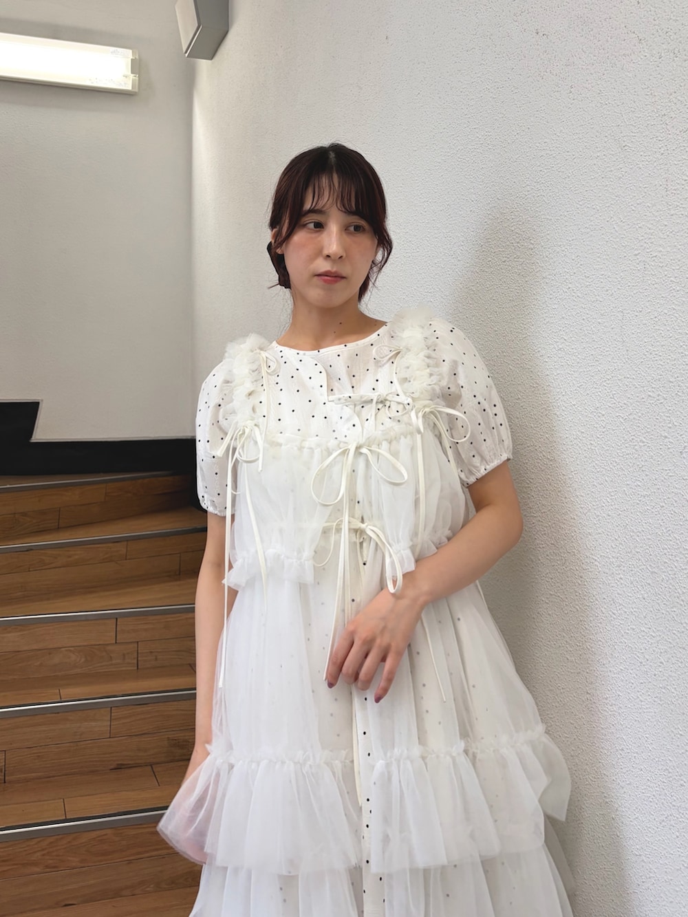 ホワイト系のワンピース、ホワイト系のワンピース、ブルー系のハンドバッグを着用したレディースの夏コーディネートの4枚目の写真
