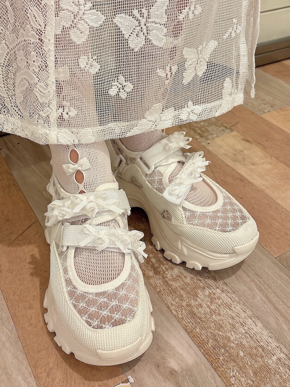 ホワイト系のスカート、ホワイト系のスニーカー、ブルー系のTシャツ/カットソーを着用したレディースの春コーディネートの7枚目の写真