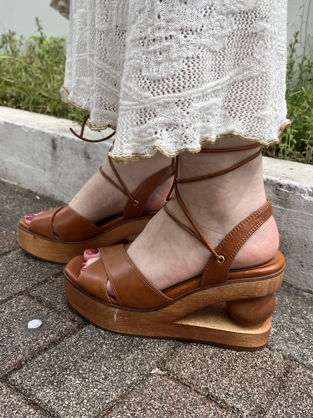 イエロー系のシャツ/ブラウス、ホワイト系のスカート、ベージュ系のトートバッグを着用したレディースの春コーディネートの4枚目の写真