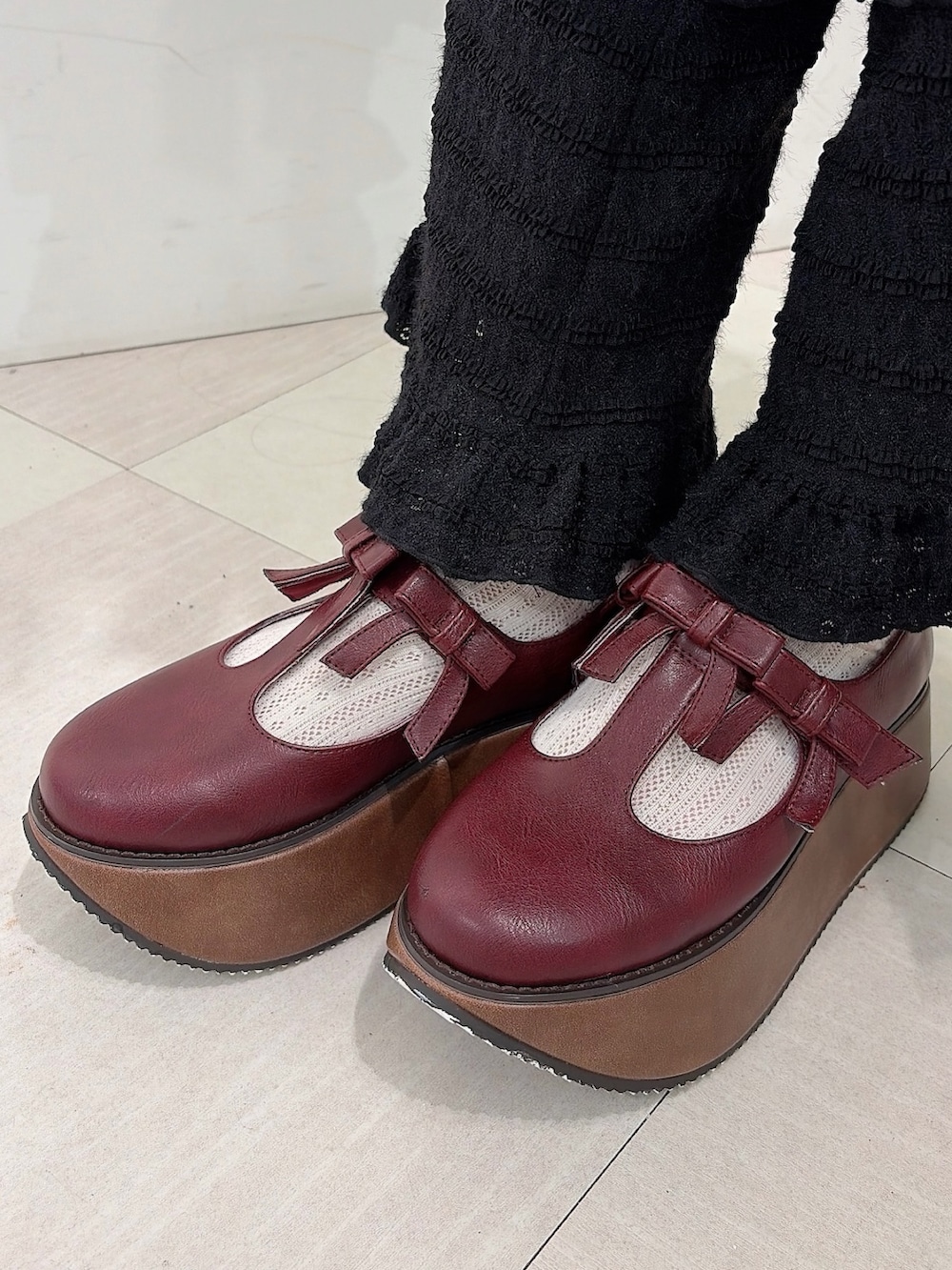 グレー系のワンピース、ホワイト系のショルダーバッグ、ブラック系のその他パンツを着用したレディースの夏コーディネートの9枚目の写真