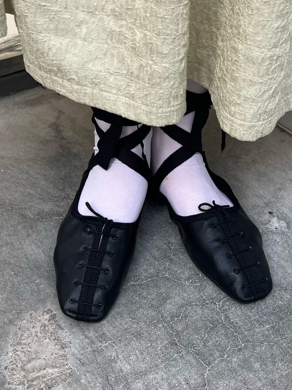 ブラック系のパンプス、グレー系のシャツ/ブラウス、グリーン系のワンピースを着用したレディースの冬コーディネートの3枚目の写真