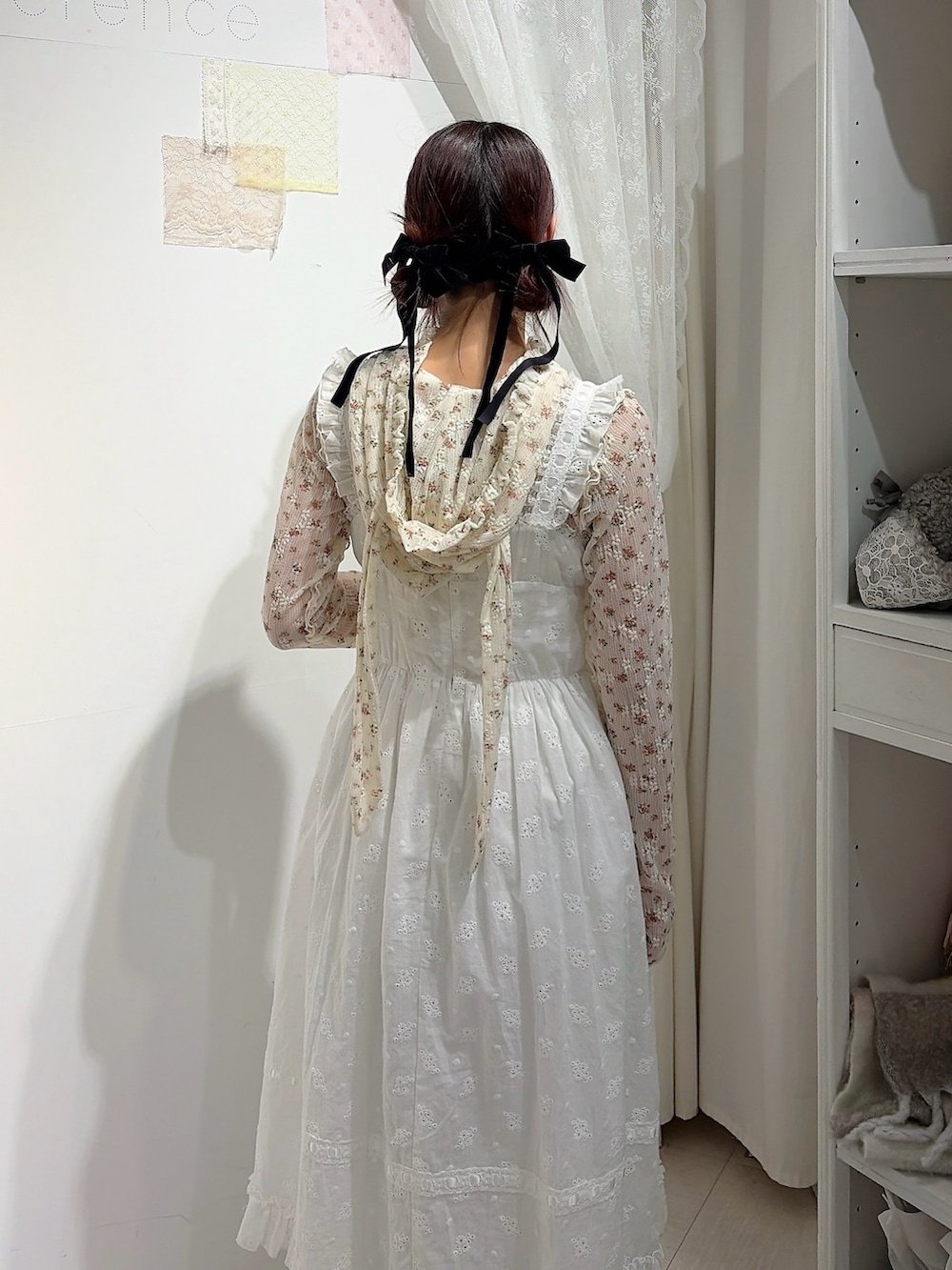 ホワイト系のTシャツ/カットソー、ホワイト系のワンピース、グレー系のスウェットパンツを着用したレディースの冬コーディネートの4枚目の写真