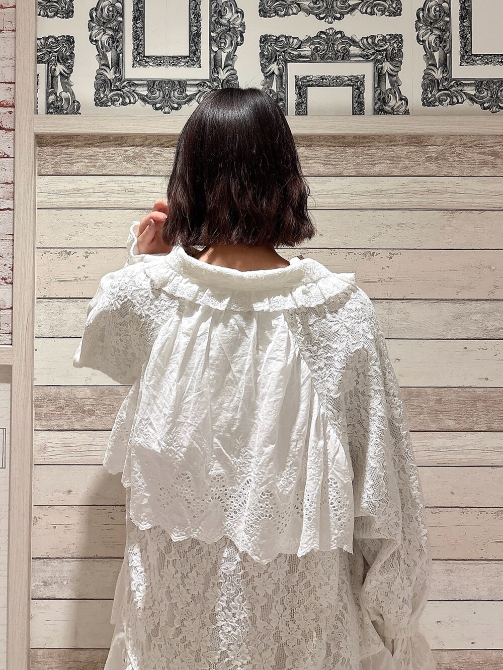 ホワイト系のテーラードジャケット、ホワイト系のワンピース、ホワイト系のスニーカーを着用したレディースの冬コーディネートの4枚目の写真