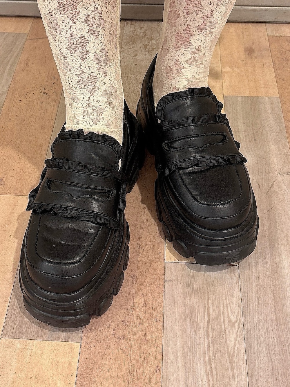 ホワイト系のニット/セーター、ブルー系のブルゾン、ホワイト系のニット/セーターを着用したレディースの冬コーディネートの9枚目の写真