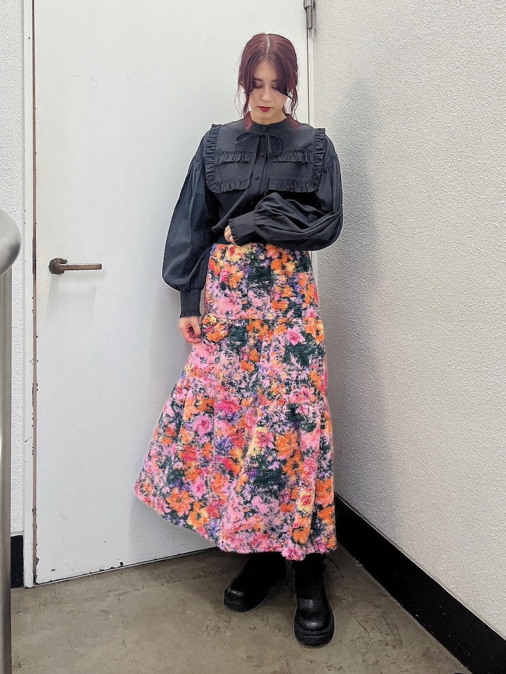 ブラック系のシャツ/ブラウス、ピンク系のスカート、パープル系のショルダーバッグを着用したレディースの秋コーディネートの2枚目の写真