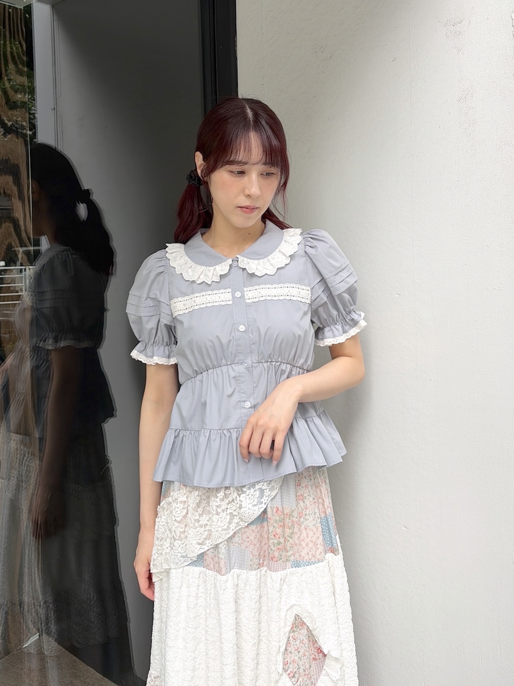 ブルー系のシャツ/ブラウス、ピンク系のスカート、ホワイト系のブーツを着用したレディースの夏コーディネートの3枚目の写真