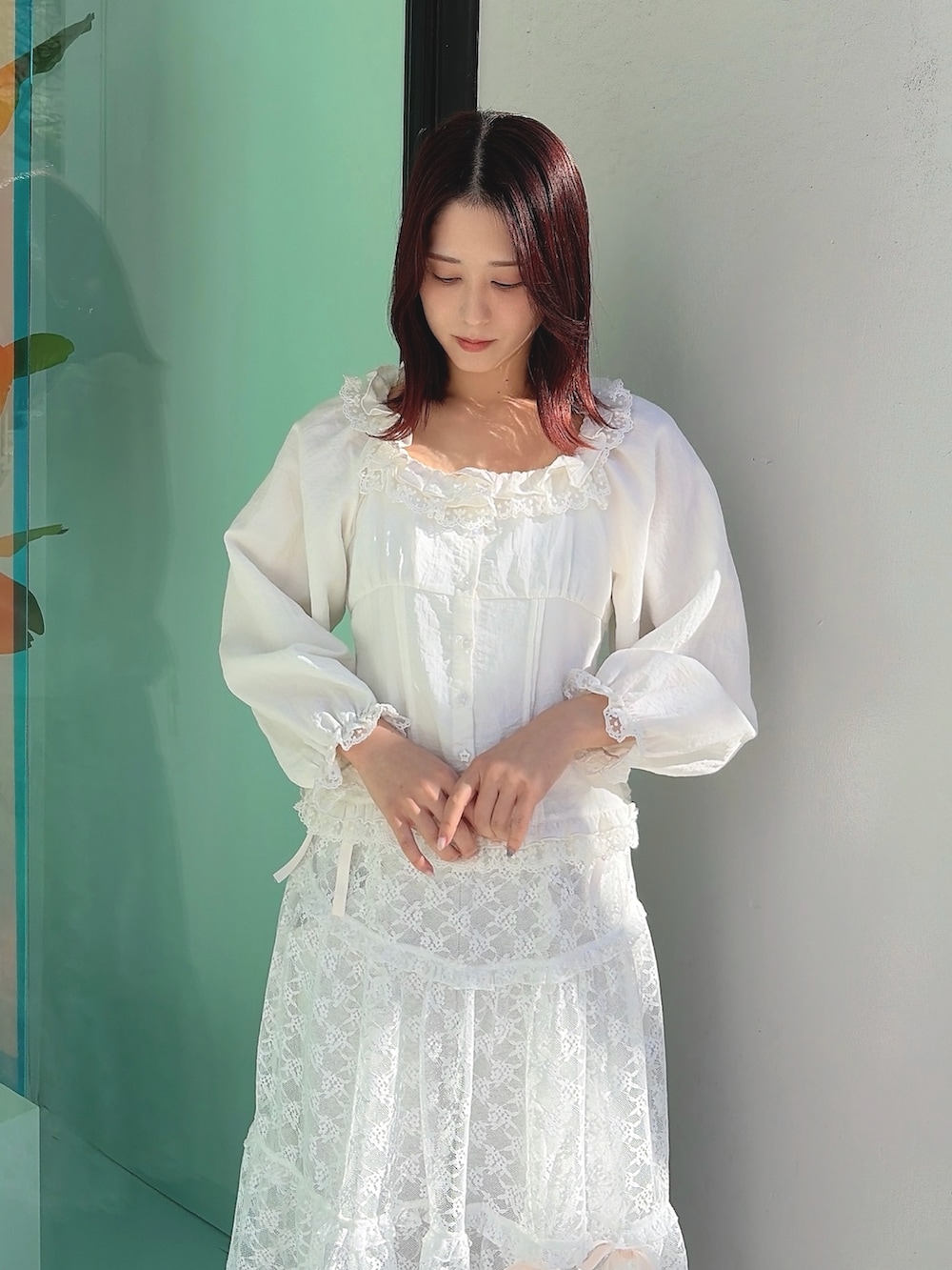 ホワイト系のシャツ/ブラウス、ピンク系のスカート、グレー系のスウェットパンツを着用したレディースの冬コーディネートの3枚目の写真