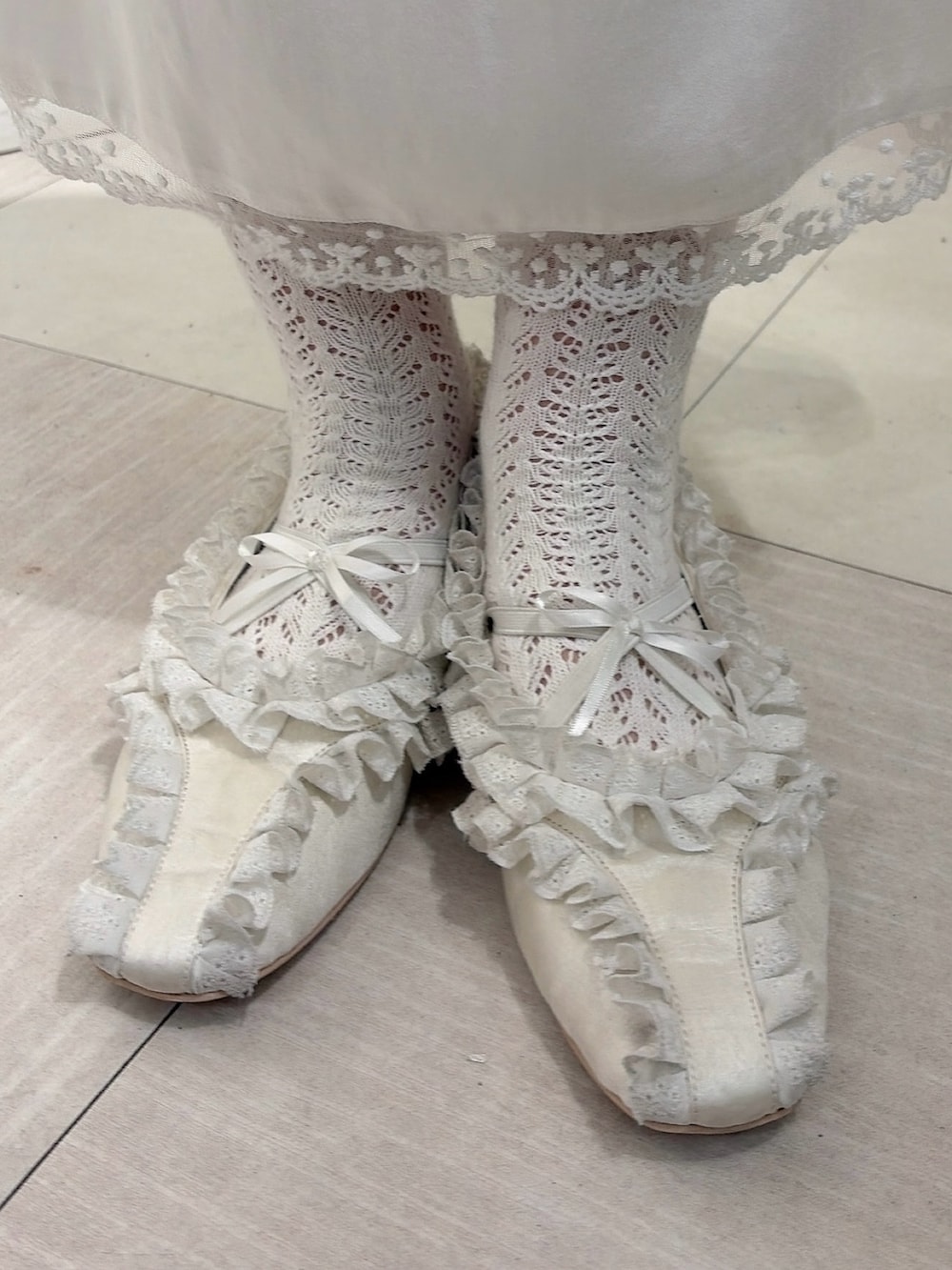 ホワイト系のワンピース、ピンク系のTシャツ/カットソー、ホワイト系のバレエシューズを着用したレディースの冬コーディネートの6枚目の写真