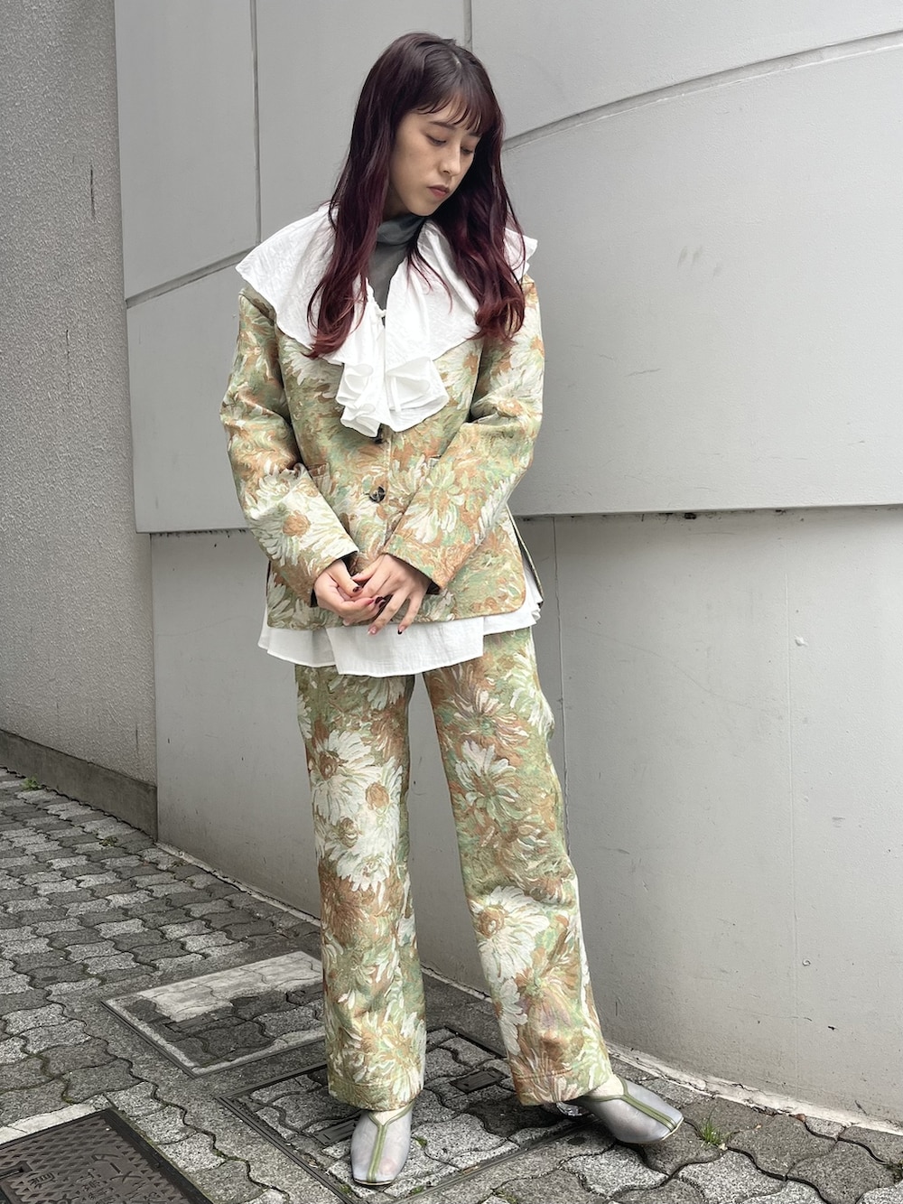 イエロー系のその他パンツ、イエロー系のその他アウター、ブルー系のパンプスを着用したレディースの冬コーディネートの2枚目の写真