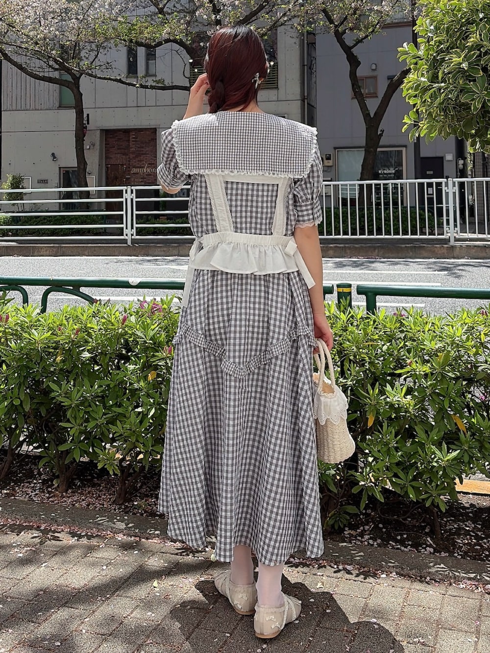 グレー系のシャツ/ブラウス、グレー系のスカート、ホワイト系のシャツ/ブラウスを着用したレディースの春コーディネートの2枚目の写真