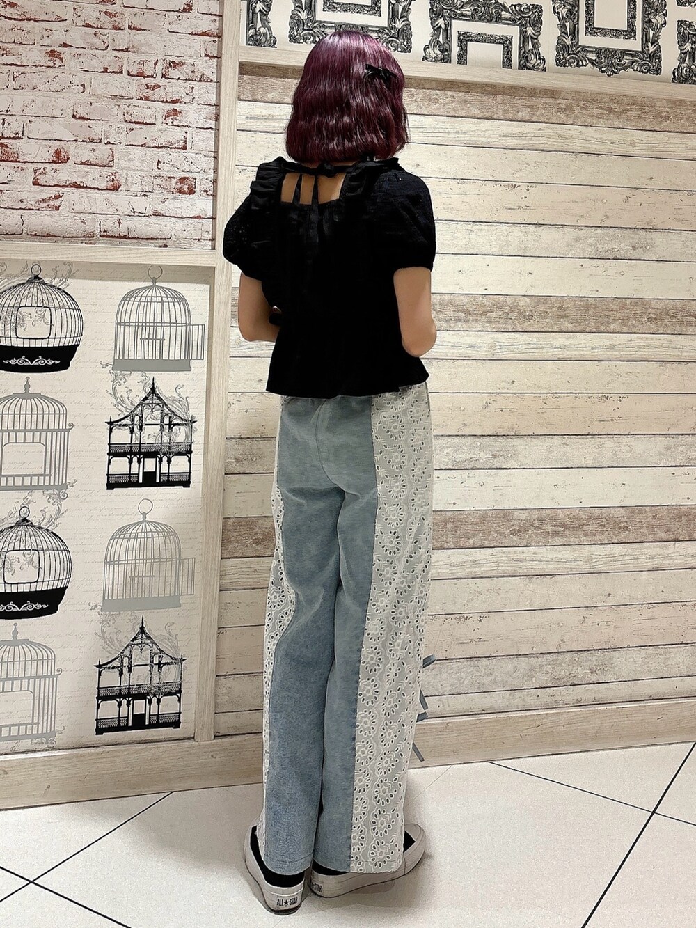 ブルー系のデニムパンツ、ブラック系のシャツ/ブラウスを着用したレディースの春コーディネートの2枚目の写真