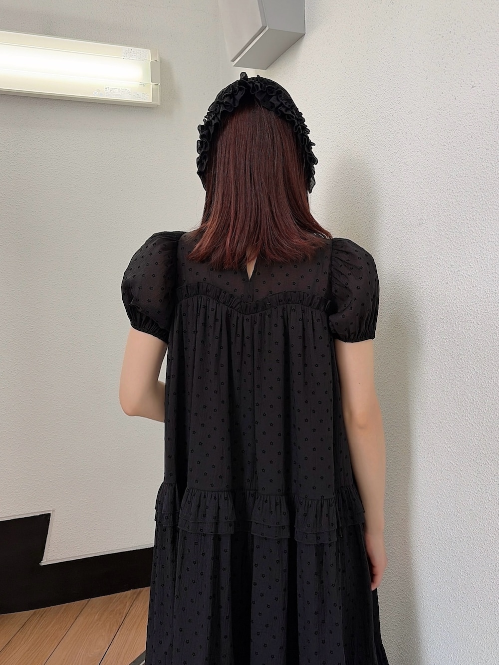 ブラック系のワンピース、ブラック系のスニーカー、ブラック系のカチューシャを着用したレディースの春コーディネートの4枚目の写真