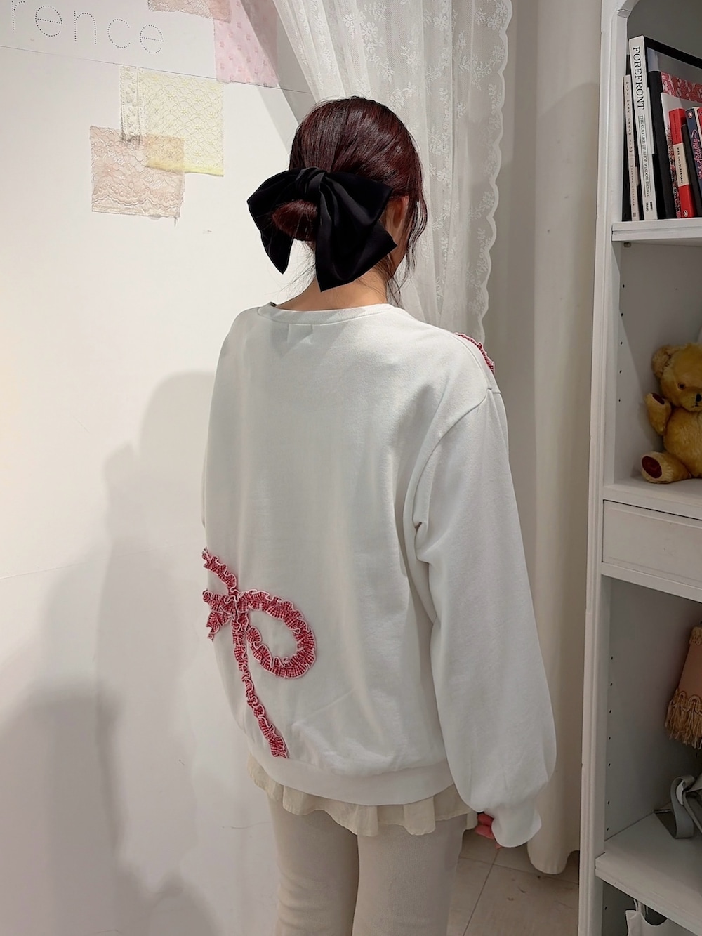 ホワイト系のスウェット、ホワイト系のスウェットパンツ、レッド系のショルダーバッグを着用したレディースの冬コーディネートの4枚目の写真