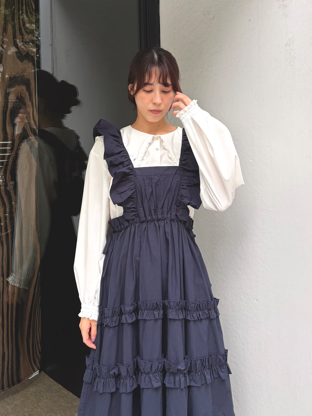ホワイト系のシャツ/ブラウス、ブルー系のワンピース、ブラック系のブーツを着用したレディースの夏コーディネートの3枚目の写真