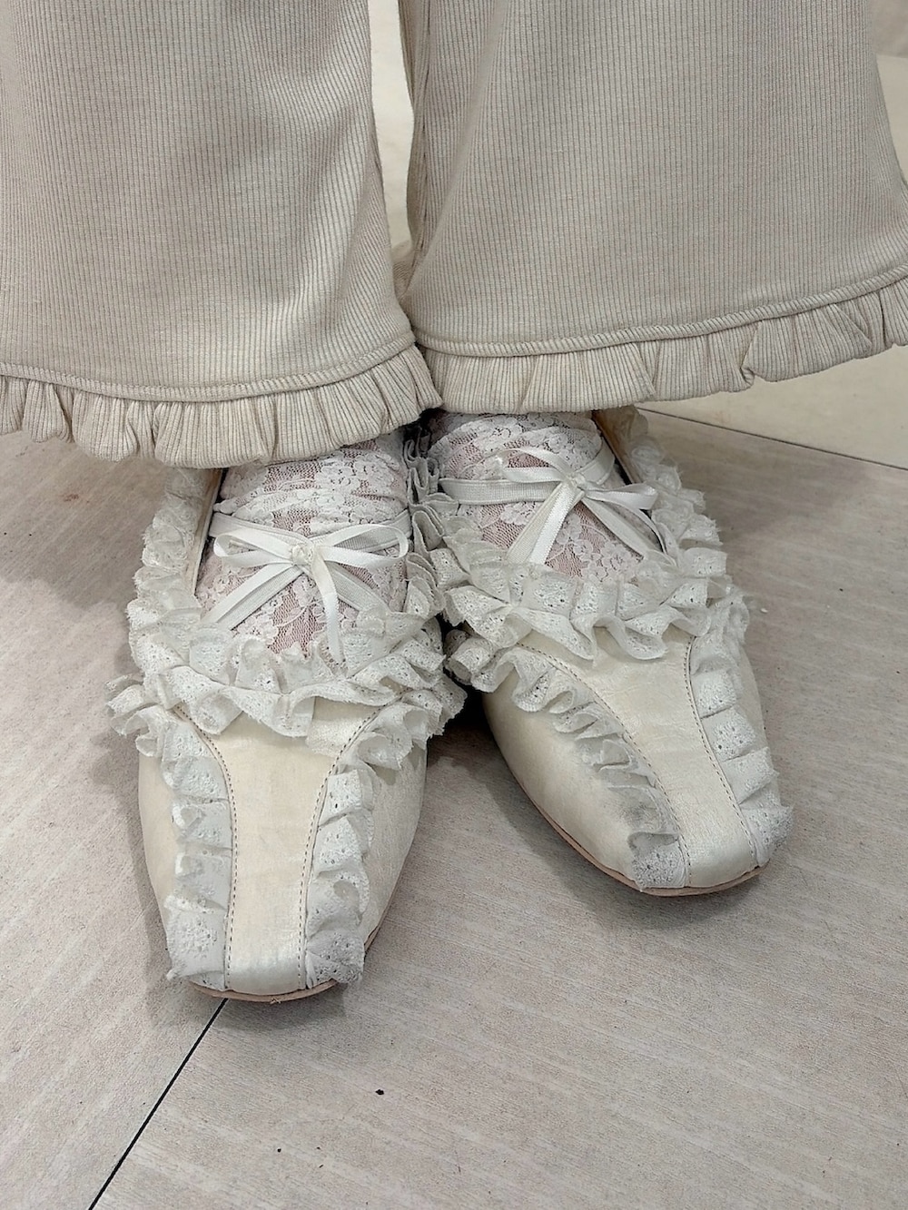 ホワイト系のスウェット、ホワイト系のスウェットパンツ、レッド系のショルダーバッグを着用したレディースの冬コーディネートの8枚目の写真