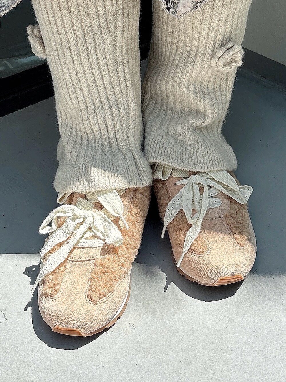 ホワイト系のニット/セーター、ブラック系のスカート、グレー系のその他パンツを着用したレディースの夏コーディネートの7枚目の写真