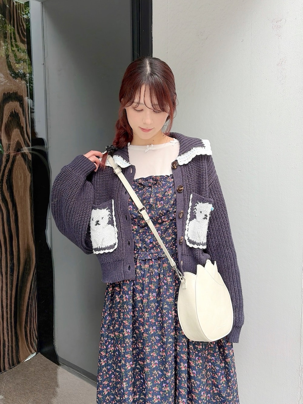 ブルー系のカーディガン/ボレロ、ホワイト系のショルダーバッグ、ブルー系のワンピースを着用したレディースの秋コーディネートの4枚目の写真
