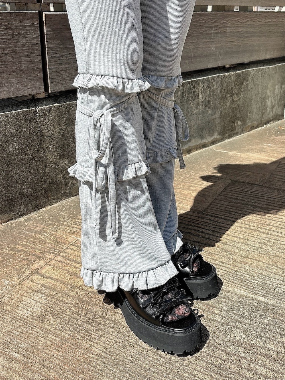 ブラック系のワンピース、ブラック系のシャツ/ブラウス、グレー系のスウェットパンツを着用したレディースの春コーディネートの6枚目の写真