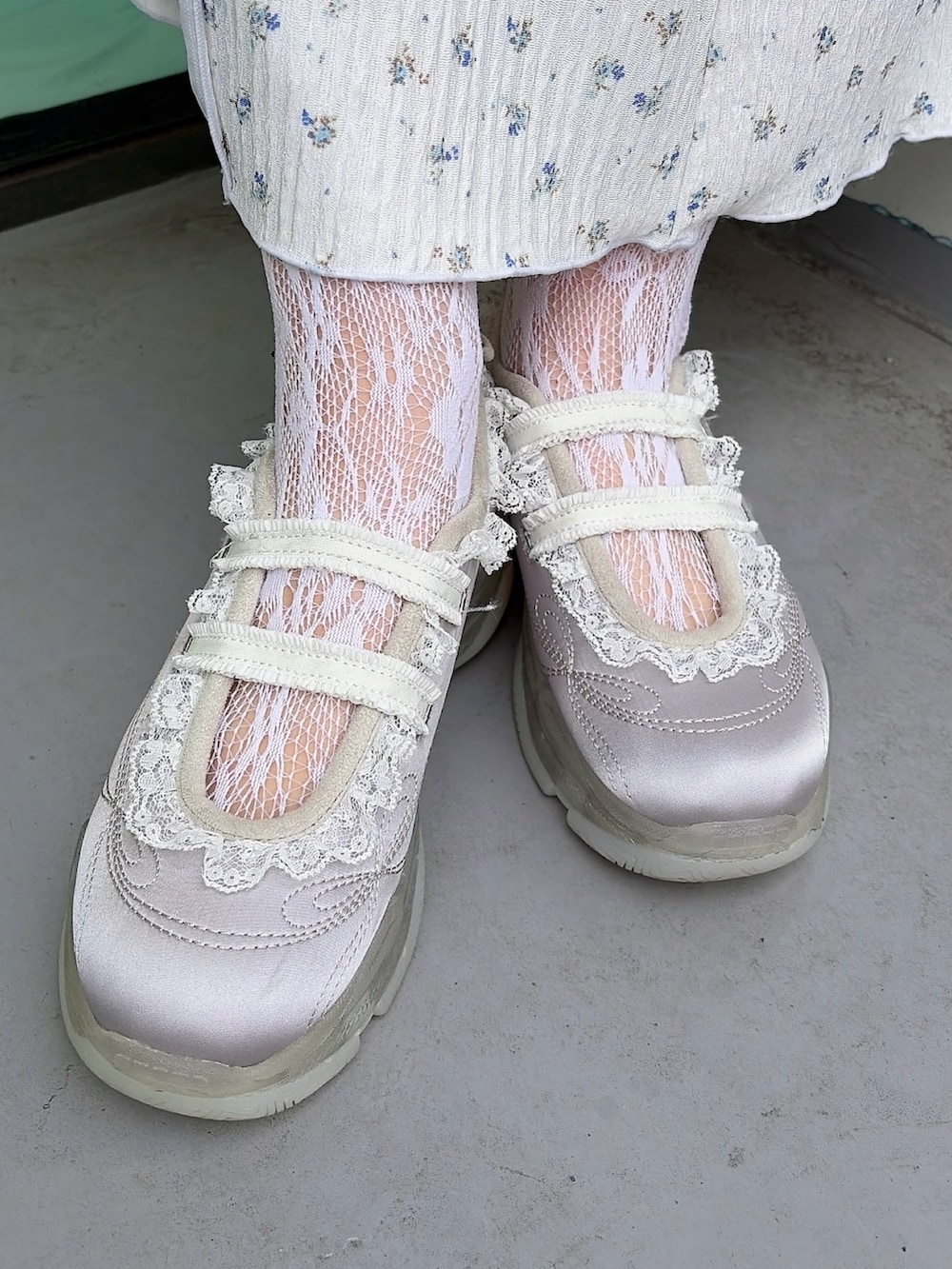 ブラック系のシャツ/ブラウス、ホワイト系のボディバッグ/ウエストポーチ、パープル系のスカートを着用したレディースの春コーディネートの8枚目の写真