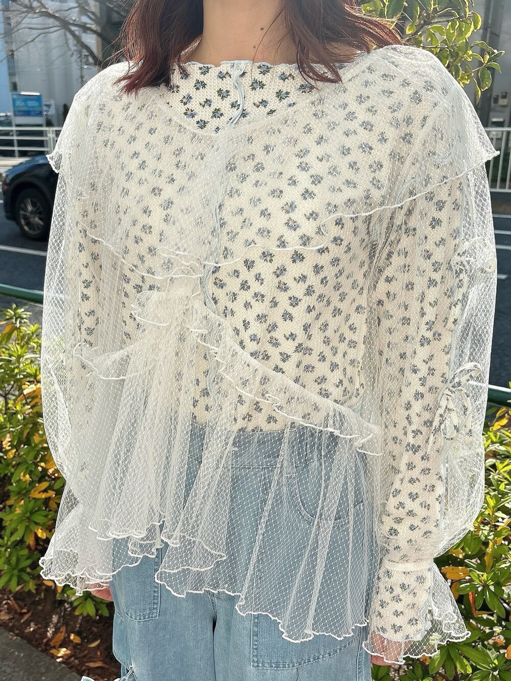 ブルー系のTシャツ/カットソー、ホワイト系のシャツ/ブラウス、ブルー系のデニムパンツを着用したレディースの冬コーディネートの6枚目の写真