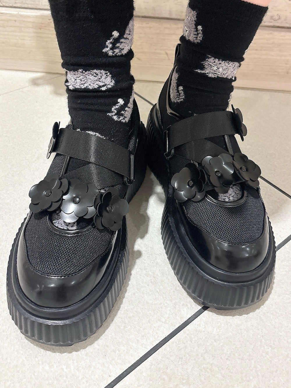 ブラック系のシャツ/ブラウス、グレー系のテーラードジャケット、ブラック系のスカートを着用したレディースの冬コーディネートの7枚目の写真