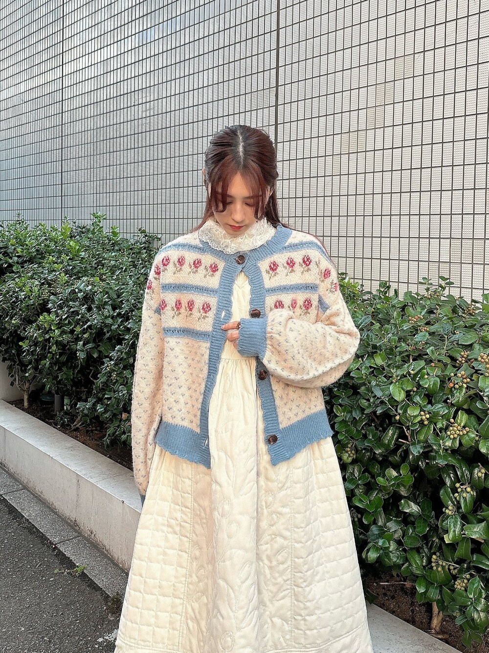 ブルー系のカーディガン/ボレロ、ホワイト系のワンピース、ブラウン系のブーツを着用したレディースの秋コーディネートの2枚目の写真