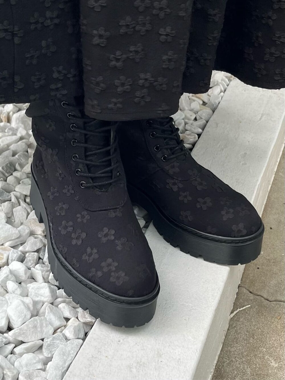 ブラック系のスカート、ブラック系のブーツ、ブラウン系のTシャツ/カットソーを着用したレディースの夏コーディネートの3枚目の写真