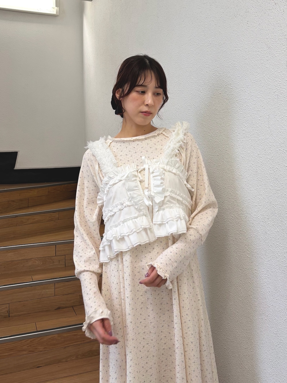 ピンク系のワンピース、ホワイト系のキャミソール、ホワイト系のバレエシューズを着用したレディースの夏コーディネートの3枚目の写真