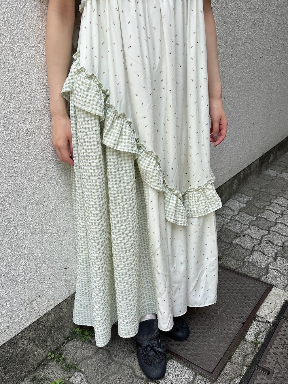 ブラック系のシャツ/ブラウス、グリーン系のワンピース、ブラック系のスニーカーを着用したレディースの春コーディネートの6枚目の写真