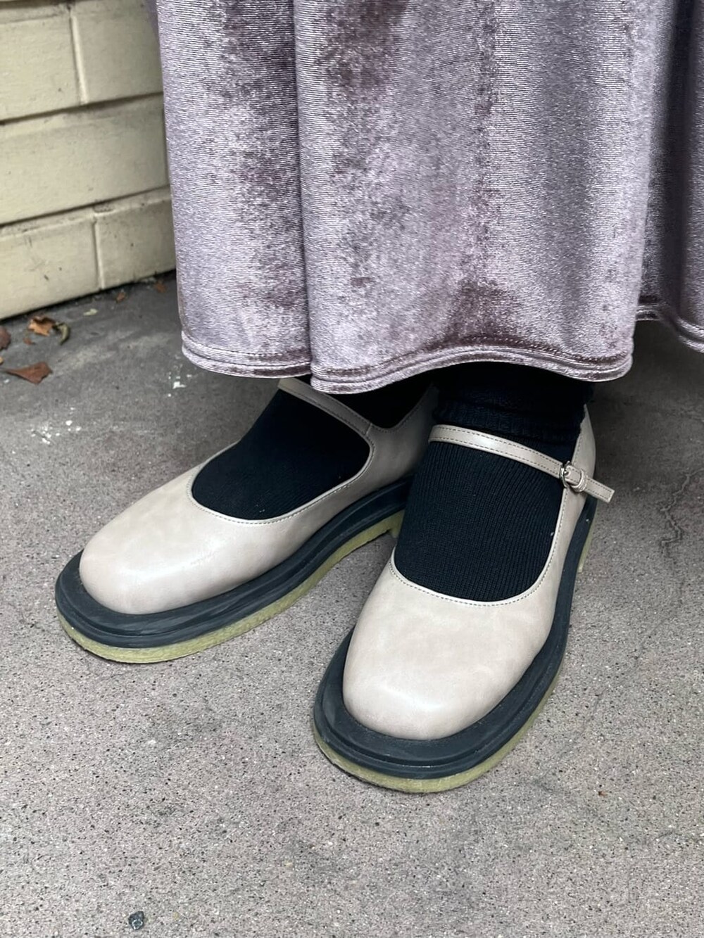 ベージュ系のパンプス、ホワイト系のニット/セーター、ブラック系のシャツ/ブラウスを着用したレディースの夏コーディネートの3枚目の写真