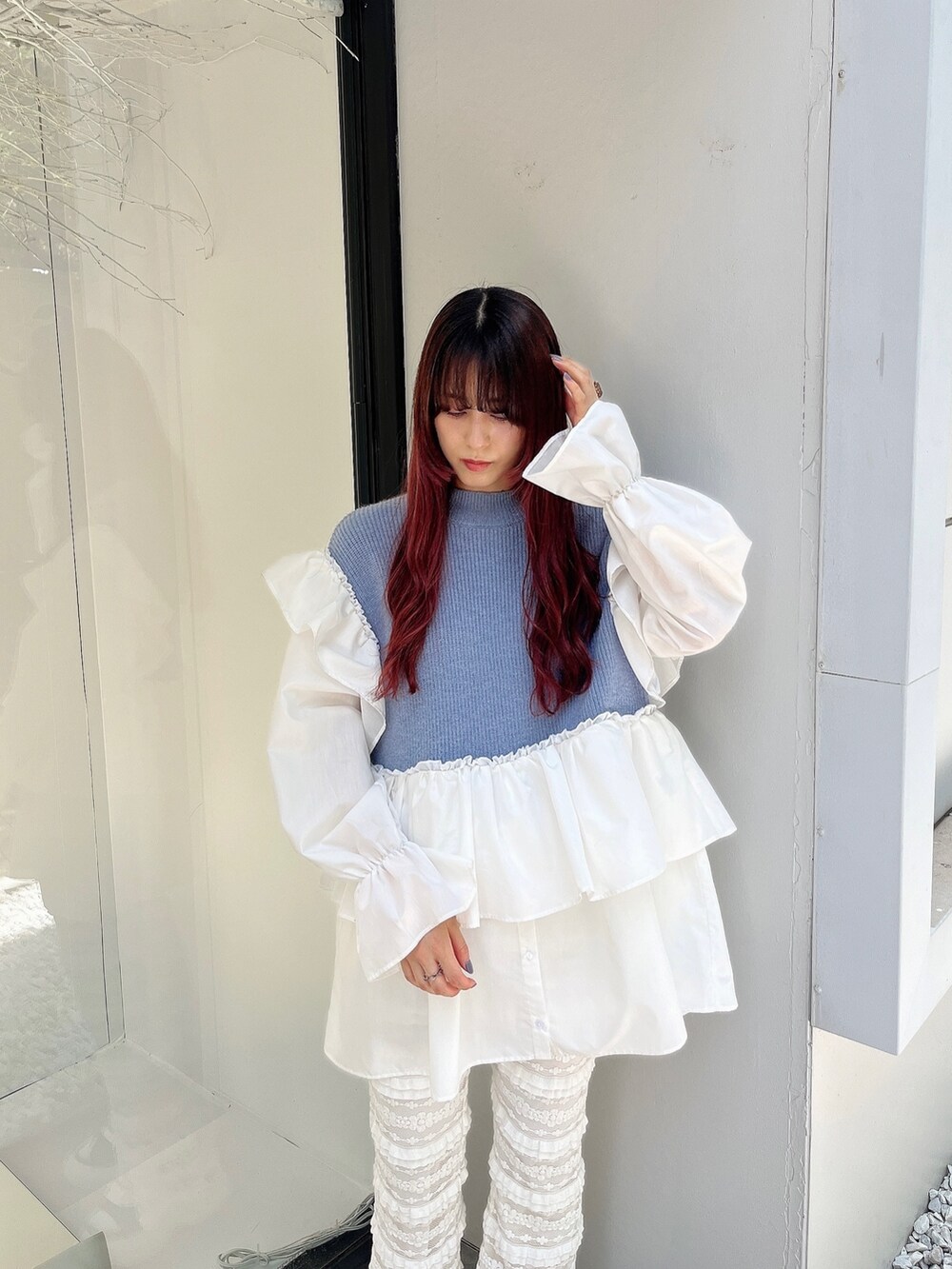 ブルー系のワンピース、ホワイト系のスウェットパンツ、ブラック系のサンダルを着用したレディースの夏コーディネートの2枚目の写真