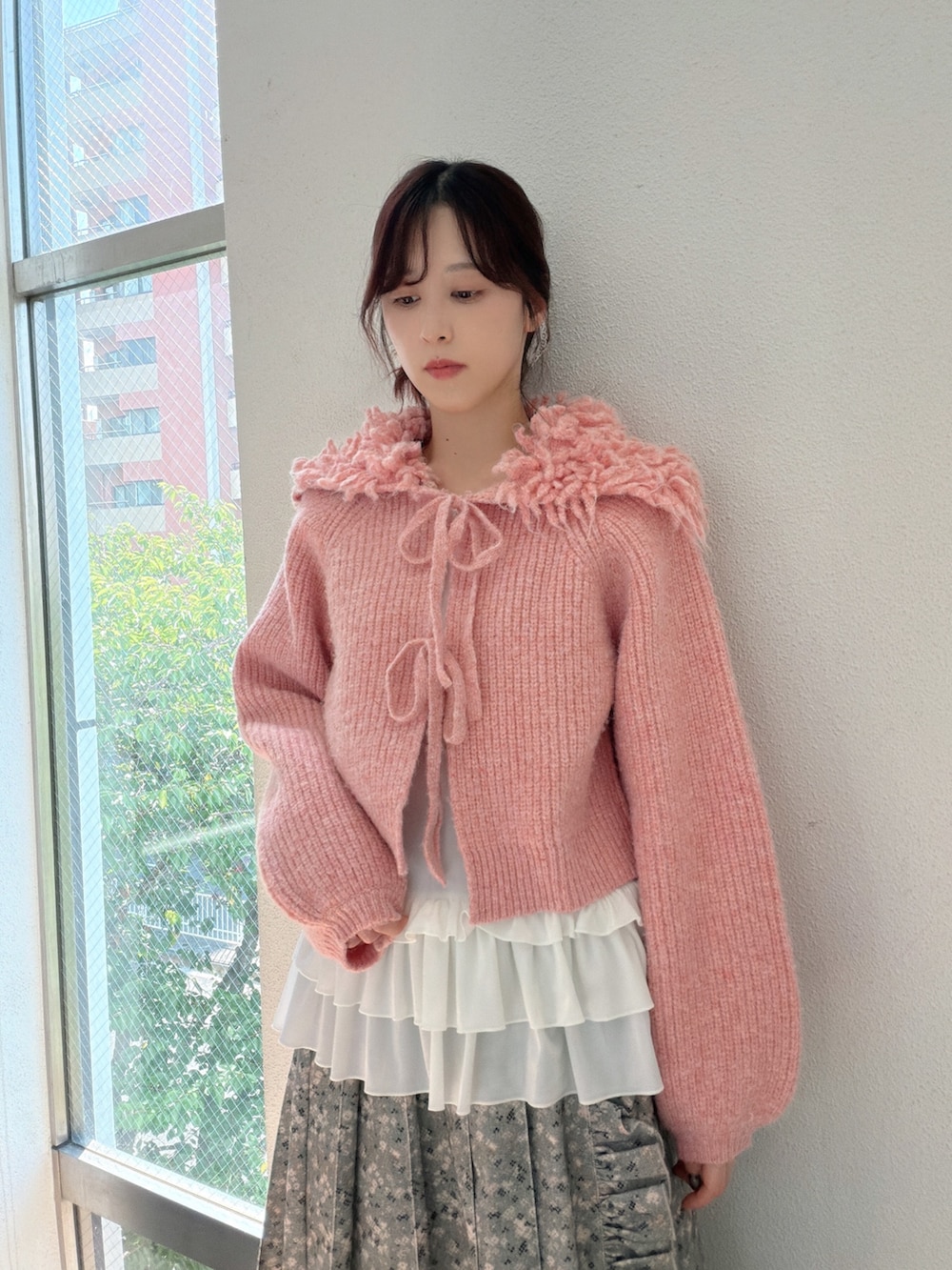 ピンク系のカーディガン/ボレロ、ホワイト系のTシャツ/カットソー、グレー系のスカートを着用したレディースの夏コーディネートの4枚目の写真